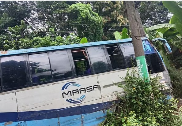 লোহাগাড়ায় বেপরোয়া বাস ধাক্কা দিল বৈদ্যুতিক খুঁটিতে, নিহত ১