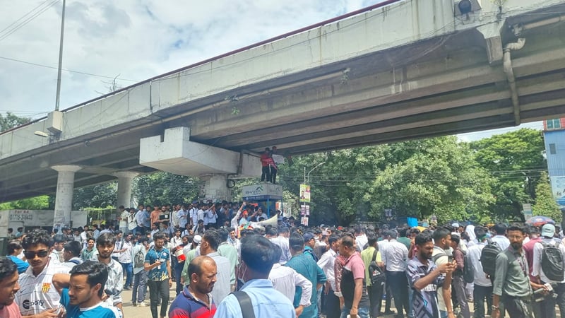কারিগরি শিক্ষার্থীদের সাতরাস্তা মোড় অবরোধ, তীব্র যানজটে যাত্রীদের ভোগান্তি 